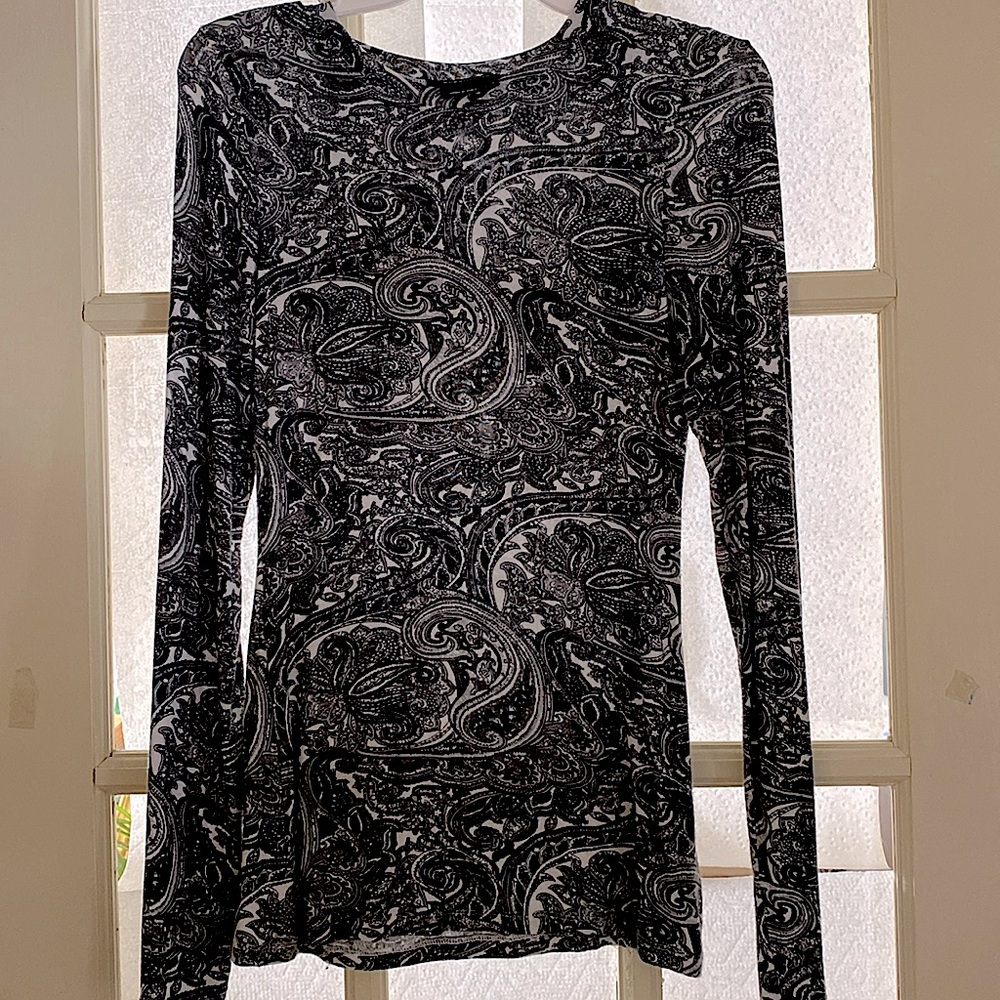 Women’s Black and White stretch paisley abstract top.